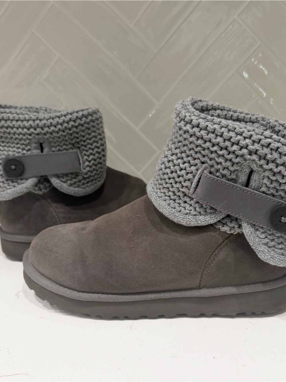 UGG Women’s Light Grey Knit Suede Ankle Slippers